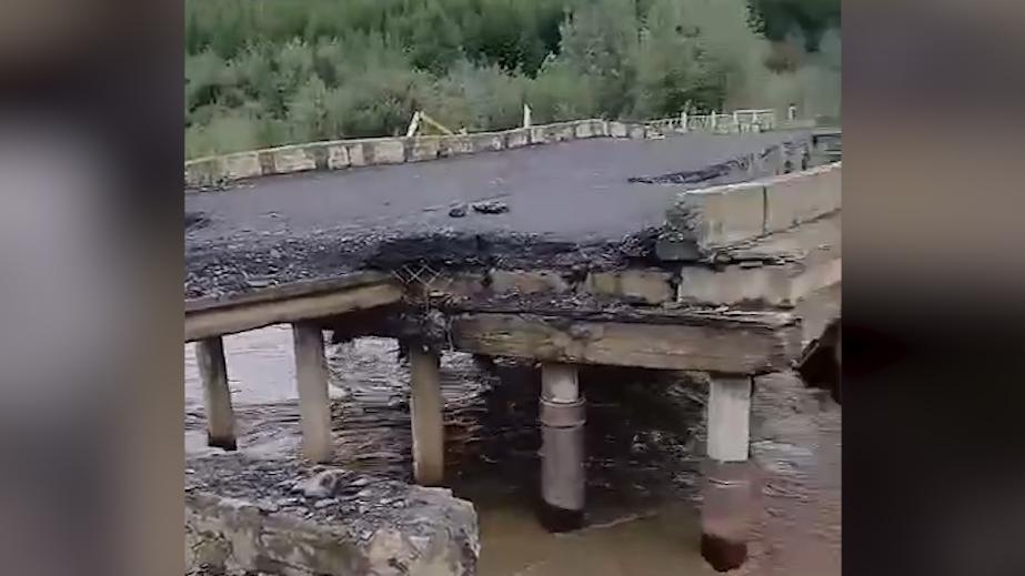 Паводки разрушили два моста на Колыме. Видео