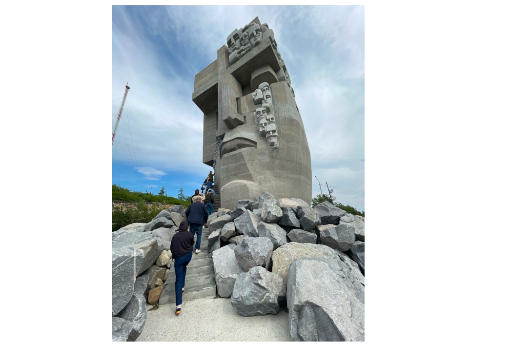 Писатели в Магадане у монумента &laquo;Маска скорби&raquo;

