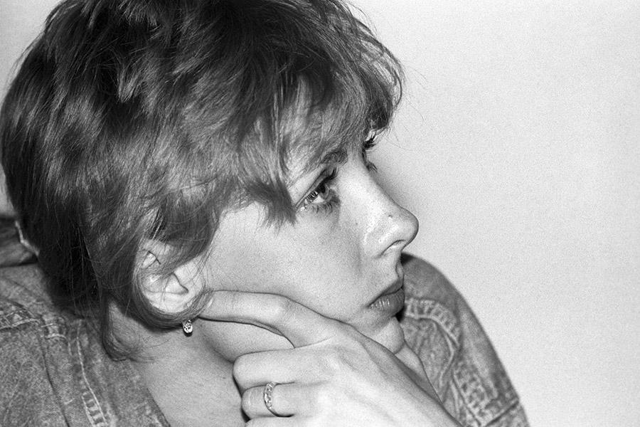 Орыс қызметшісімен жыныстық қатынас Шорттағы жалаңаш бөкселер