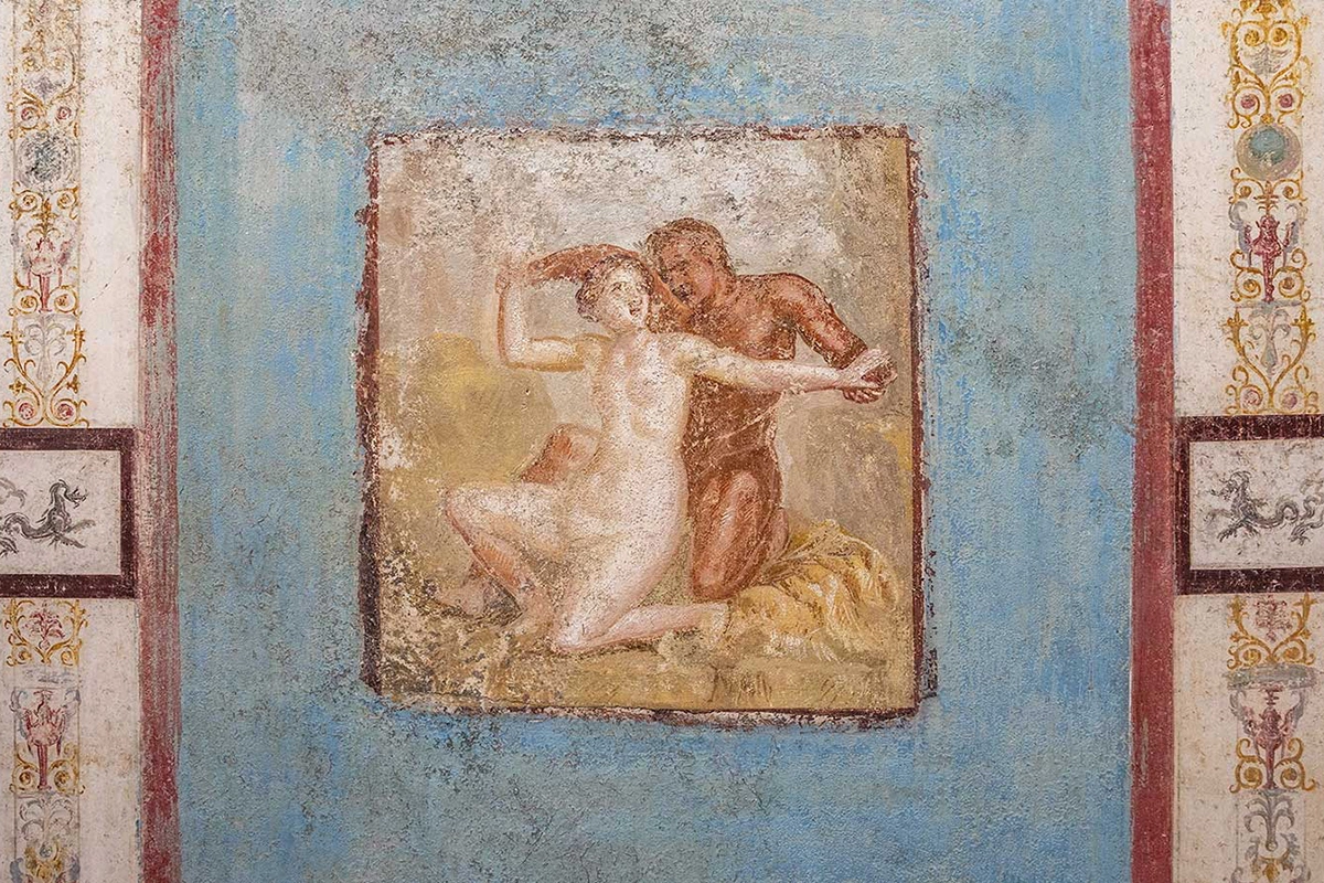 Среди найденных изображений выделяется сцена с полуобнаженной Федрой