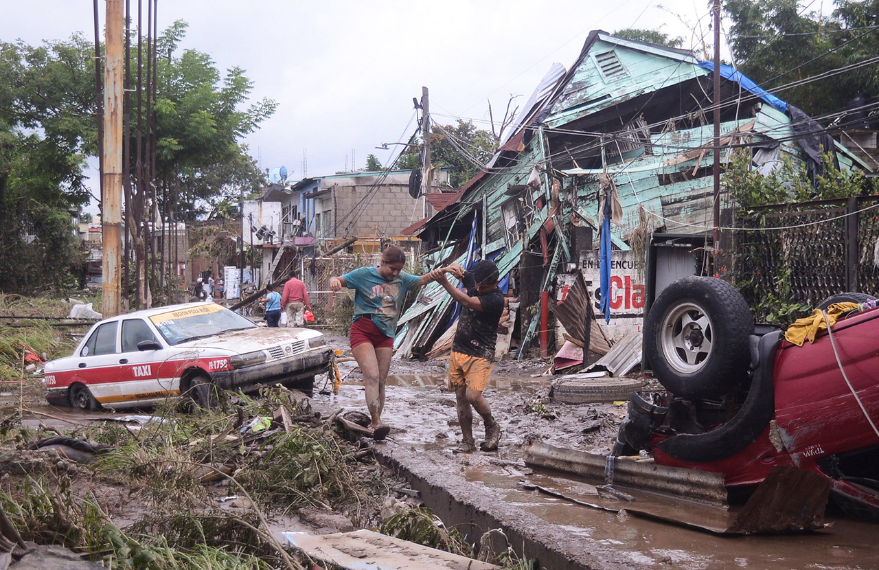 Жители города Поза-Рика, штат Веракрус, Мексика.

В Веракрусе, где погибли по меньшей мере 29 человек, за четыре дня выпало 60 см осадков.&nbsp;

