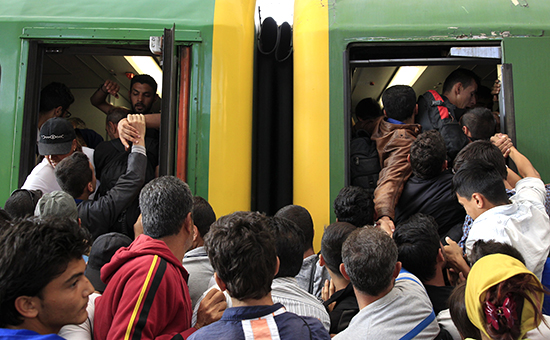 Мигранты штурмуют поезд на&nbsp;вокзале Келети&nbsp;в&nbsp;Будапеште