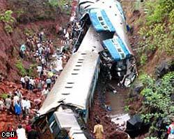В  Пакистане пассажирский поезд рухнул в пропасть