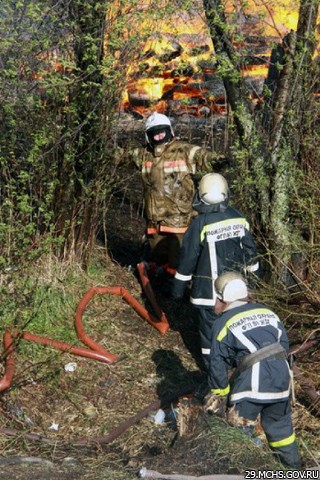 Четыре двухэтажных и пять одноэтажных домов сгорели  в Архангельске