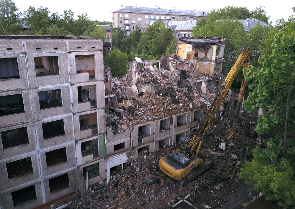 Снос пятиэтажки первого периода индустриального домостроения в Москве по лужковской программе
