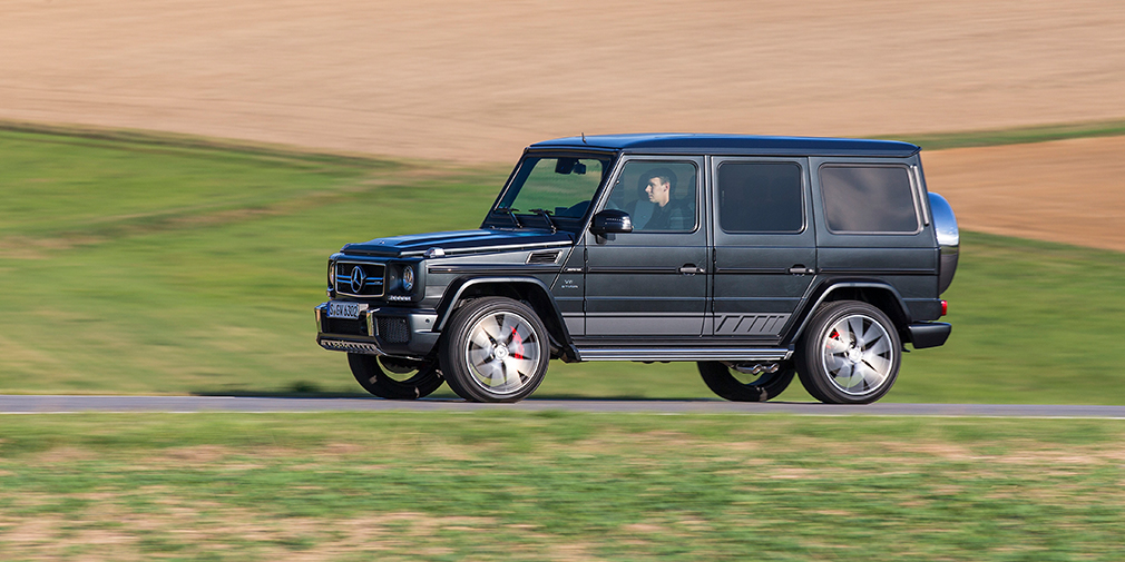 Mercedes-Benz G-Сlass

&laquo;Гелендваген&raquo; &ndash; настоящая легенда. Имеющий армейские корни автомобиль выпускается концерном Daimler с 1979 года. С тех пор машина пережила не одно обновление. Модернизировали практически все: моторы, трансмиссии, электрооборудование. Единственное, что осталось неизменным &ndash; так это рамная конструкция, угловатый кузов с великолепной геометрической проходимостью и дорожный просвет в 235 миллиметров.
