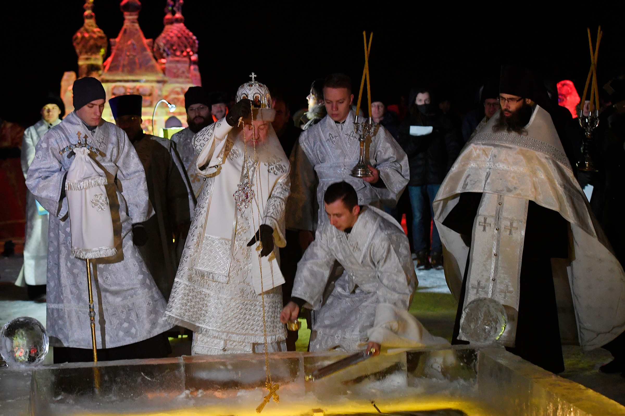 Митрополит Казанский и Татарстанский Феофан проводит освящение иордани на Раифском озере