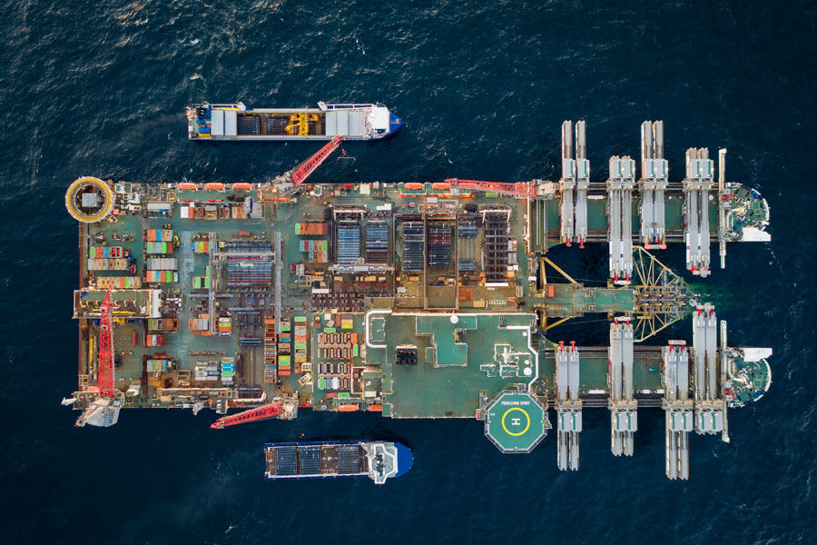 Pioneering Spirit ведет укладку газопровода в шведских территориальных водах.

Грузоподъемность судна при монтаже надстройки платформы составляет 48 тыс. т.

Кроме того, у него&nbsp;двойной корпус. Судно участвует в строительстве &laquo;Северного потока-2&raquo; с декабря 2018 года
