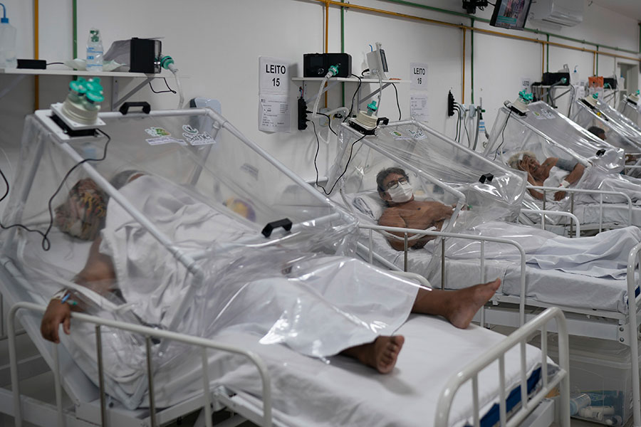 Пациенты на неинвазивной системе подачи кислорода во временном госпитале в Манаусе​
