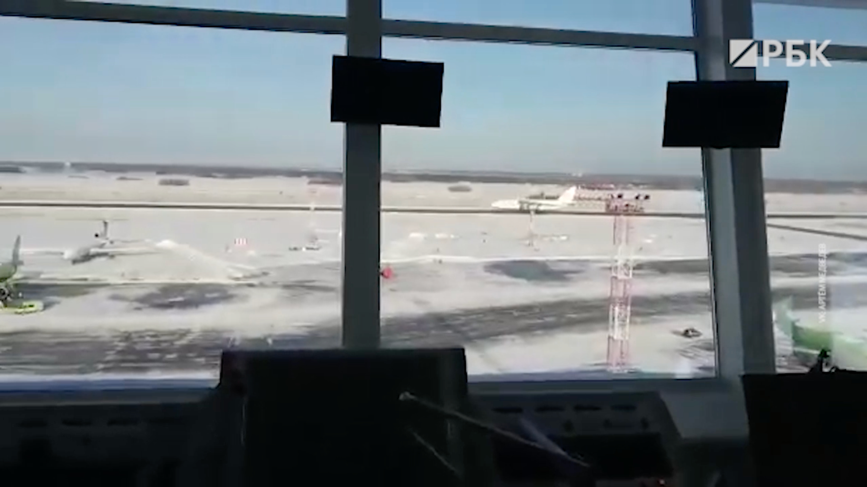 Аварийная посадка Ан-124 в Толмачево из диспетчерской аэропорта. Видео