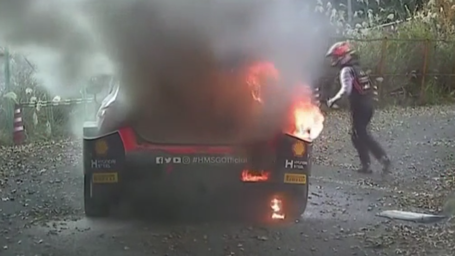 Автомобиль испанского гонщика сгорел дотла на этапе ЧМ по ралли. Видео