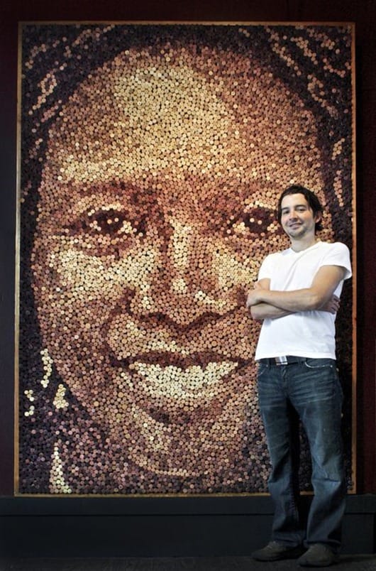 Скотт Гундерсен на фоне портрета из винных пробок