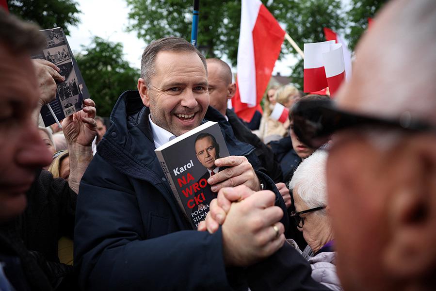 Кароль Навроцкий приветствует собравшихся&nbsp;на предвыборном митинге в Гарволине, Польша, 5 мая 2025 года