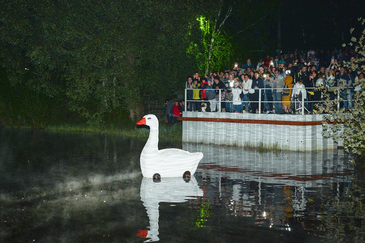Помимо гастрономической составляющей, во время фестиваля действует ярмарка, где можно купить живых арзамасских гусей, а также продукцию местных производителей и сувениры, которые делают в Арзамасе