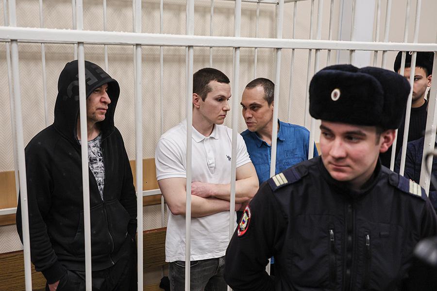 На фото (слева направо): Игорь Сергунин, Алексей Липцер и Вадим Кобзев

В начале 2025 года суд вынес приговор трем бывшим адвокатам Алексея Навального &mdash; Игорю Сергунину, Алексею Липцеру и Вадиму Кобзеву &mdash; по делу об участии в деятельности Фонда борьбы с коррупцией (ФБК, признан в России иноагентом, экстремистской и нежелательной организацией, деятельность которой запрещена). Они получили три с половиной&nbsp;года, пять&nbsp;и пять с половиной лет лишения свободы. Гособвинитель просила ужесточить наказание, однако коллегия судей отказала. Сергунина, Липцера и Кобзева задержали в октябре 2023 года. Судебный процесс проходил в закрытом режиме.

В материалах дела утверждалось, что адвокаты использовали визиты в колонию к Навальному для передачи его указаний сторонникам ФБК. В основе обвинения были записи прослушек и видеоматериалы этих встреч, получение которых санкционировал Владимирский областной суд. Вину признал только Сергунин.