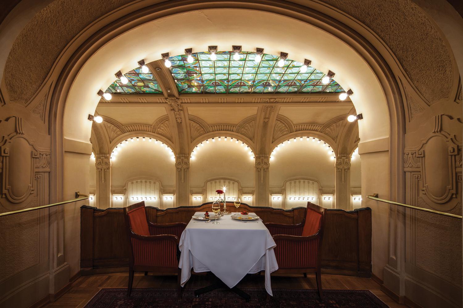 Верхний ярус ресторана &laquo;Европа&raquo; с видом на&nbsp;орнаментальный потолочный витраж