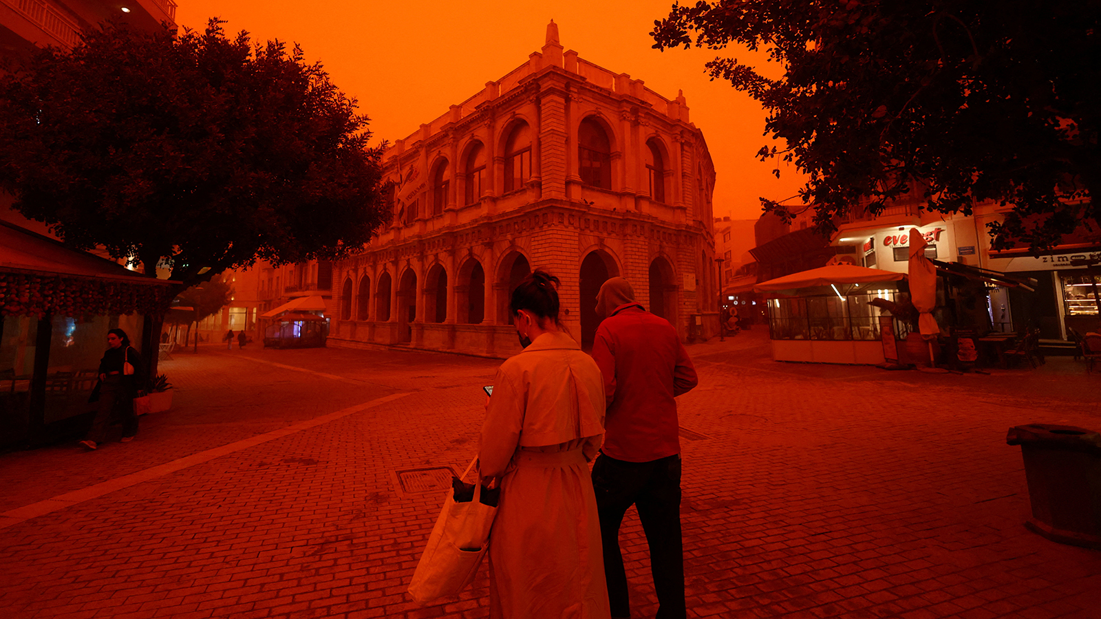 Дымка, образовавшаяся из-за песчаной пыли из Сахары, вызванной сильными южными ветрами, в Ираклионе, остров Крит, 1 апреля 2026 года
