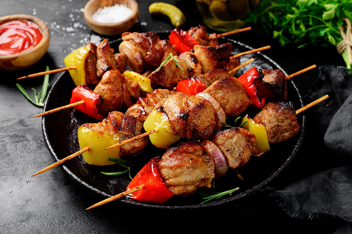 Мясо на шпажках