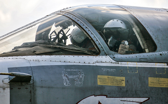 Российский летчик в&nbsp;кабине фронтового бомбардировщика Су-24М на&nbsp;авиабазе Хмеймим в&nbsp;Сирии
