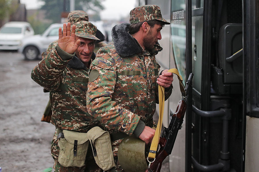 Армения. Добровольцы и мобилизованные военнослужащие перед отправкой на фронт