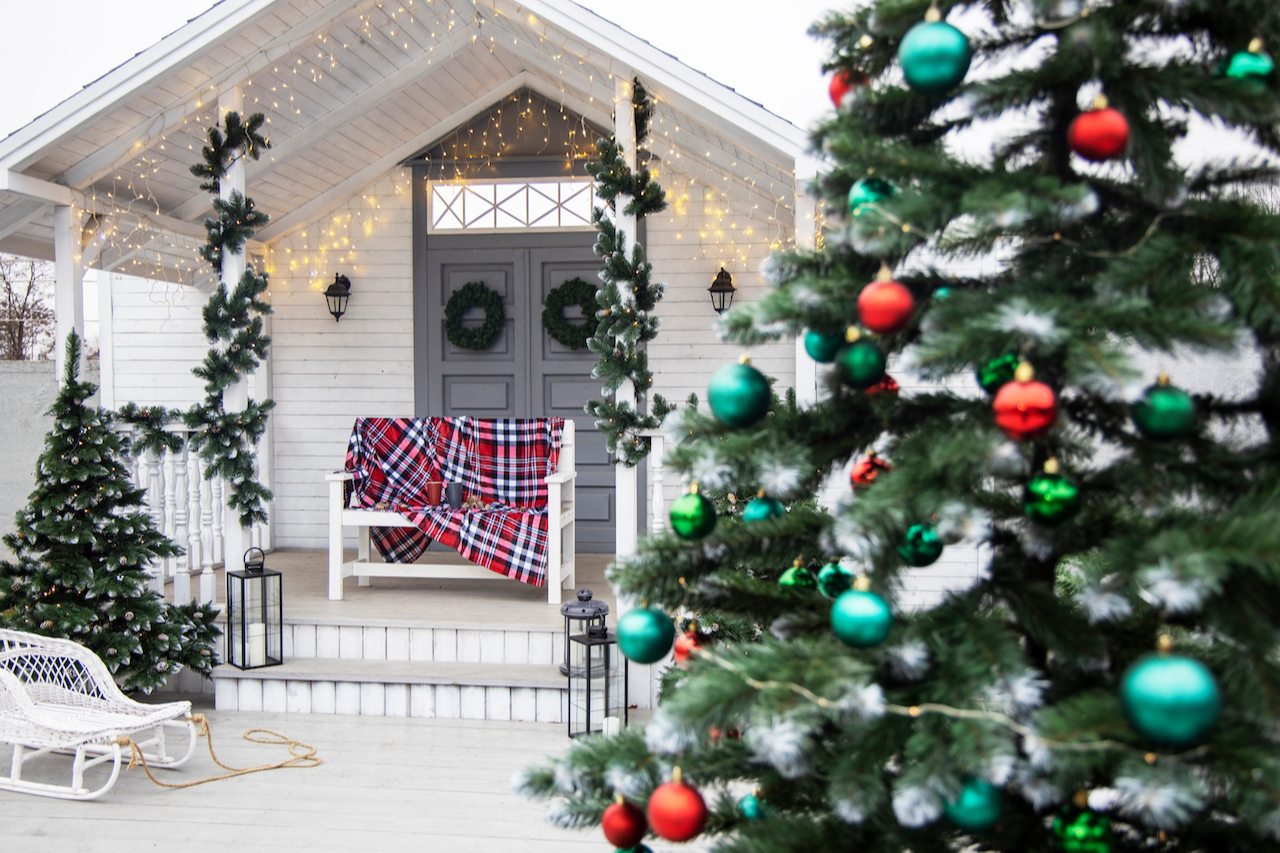 Праздник к нам приходит: как украсить фасад частного дома к Новому году