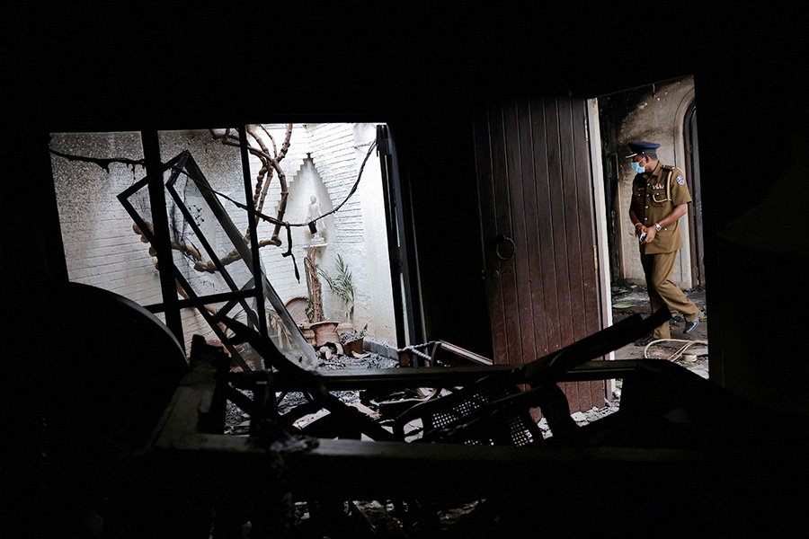 Последствия поджога частной резиденции премьер-министра Ранила Викремесингхе в Коломбо, Шри-Ланка