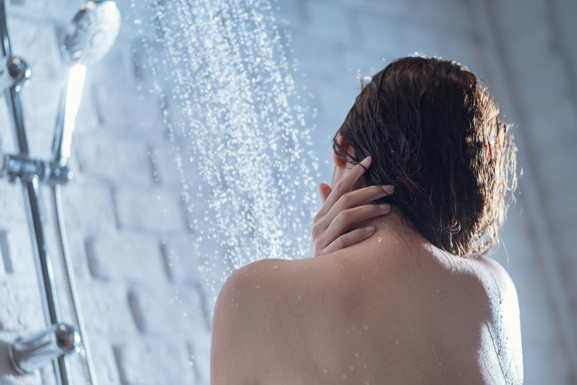После использования пилинг смывают водой или шампунем, по окончании процедуры можно нанести на волосы увлажняющий бальзам