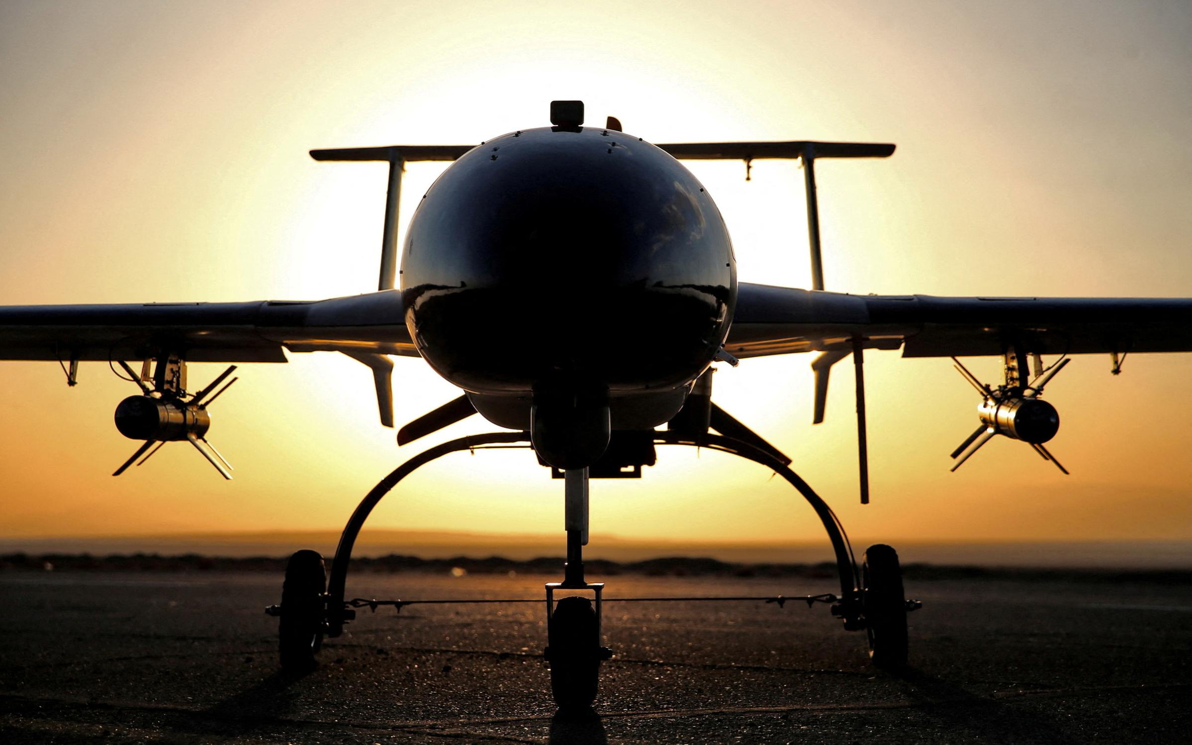 Подоляк призвал нанести удары по производителям дронов в Иране"/>













