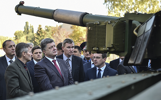 Президент Украины Петр Порошенко (в центре)