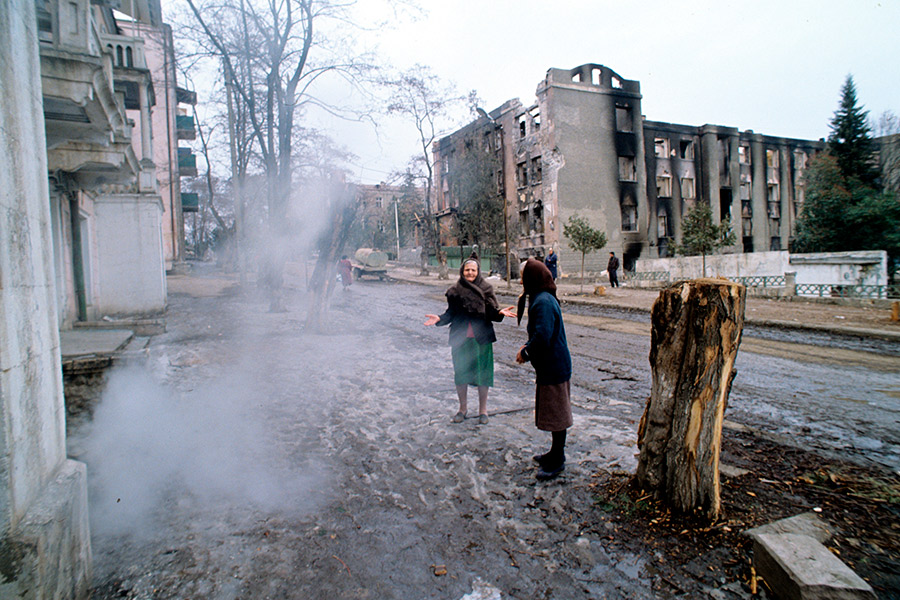 Жители Степанакерта на улицах города после обстрела азербайджанской стороной, 14 марта 1992 года