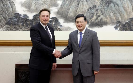 Илон Маск встретился с главой МИД Китая