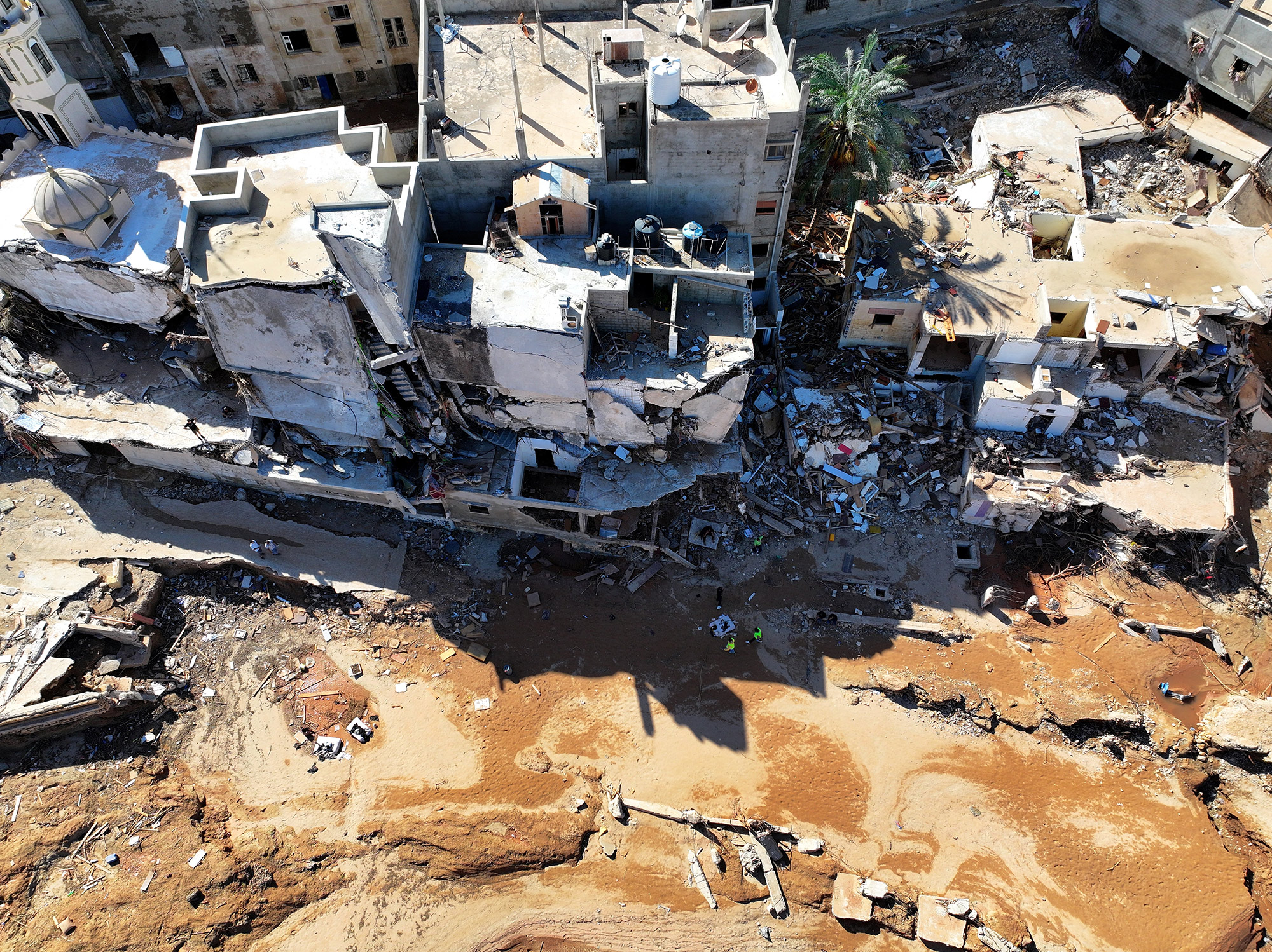 Разрушенные здания в Дерне, 13 сентября

11 сентября Палата представителей (парламент) Ливии объявила трехдневный национальный траур. Аналогичное решение приняло и заседающее в Триполи Правительство национального единства (ПНЕ).