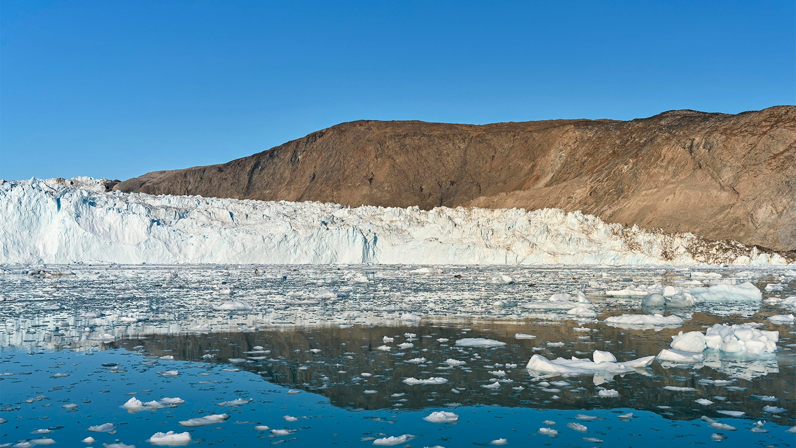 <p>В общей сложности за последние 45 лет шельфовые ледники северной Гренландии сократились более чем на 35%</p>