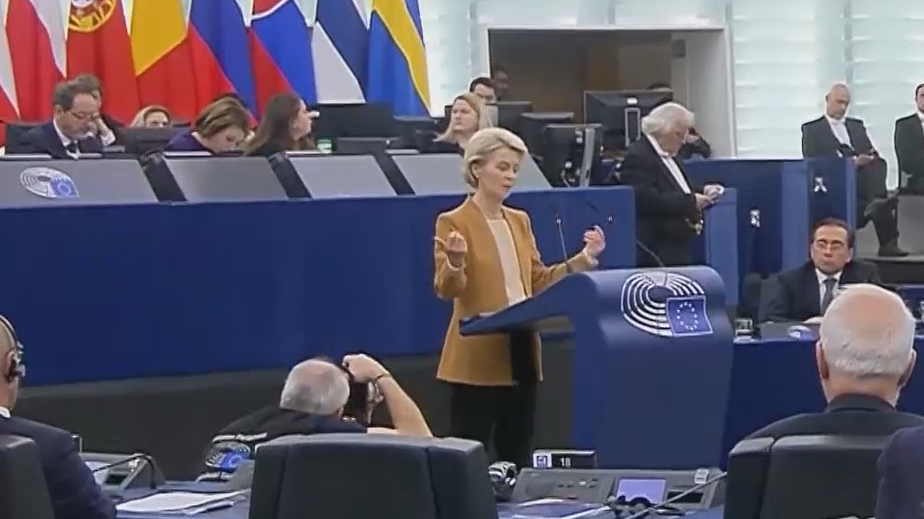 Фон дер Ляйен завершила свою речь в Европарламенте под лай собаки