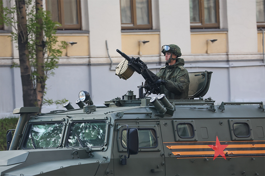 Военнослужащий в бронеавтомобиле