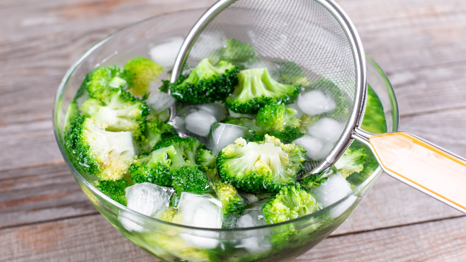 Бланширование — это кратковременная обработка продуктов кипятком или паром