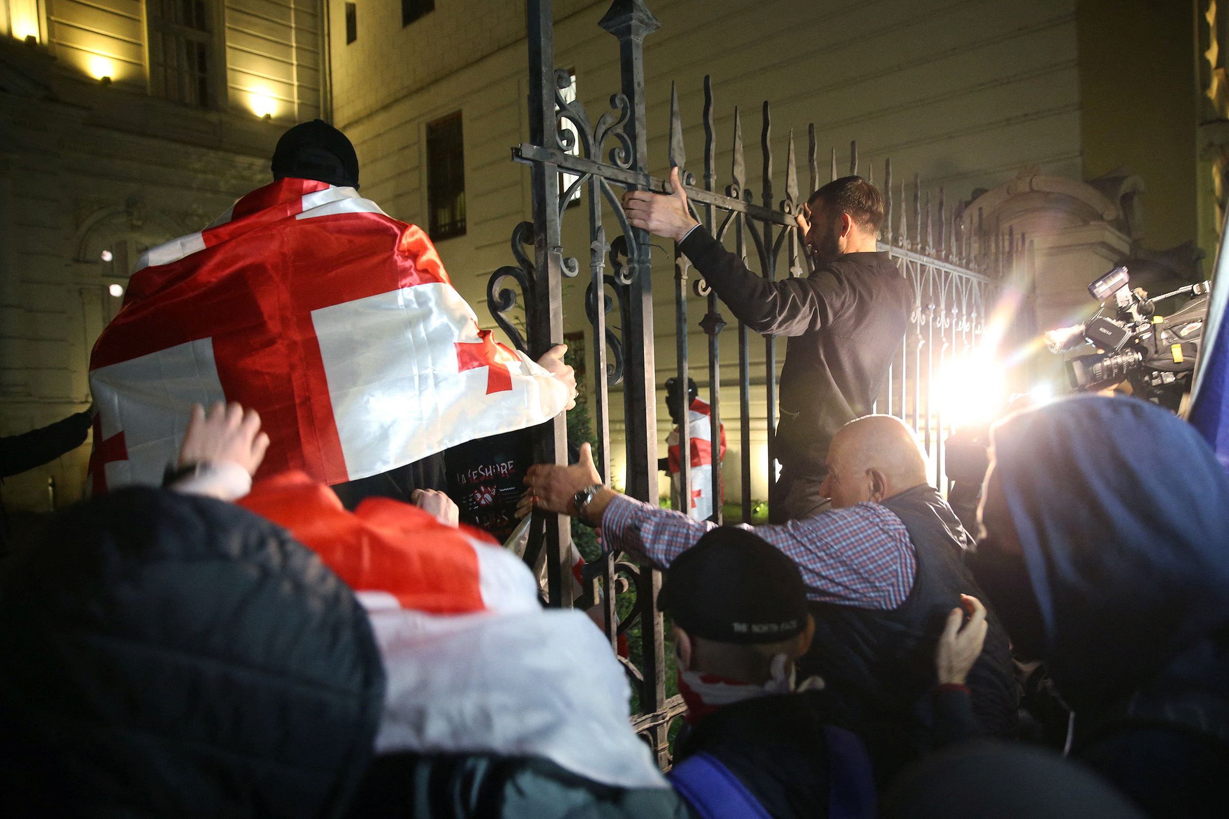 Вечером демонстранты попытались штурмовать президентский дворец.