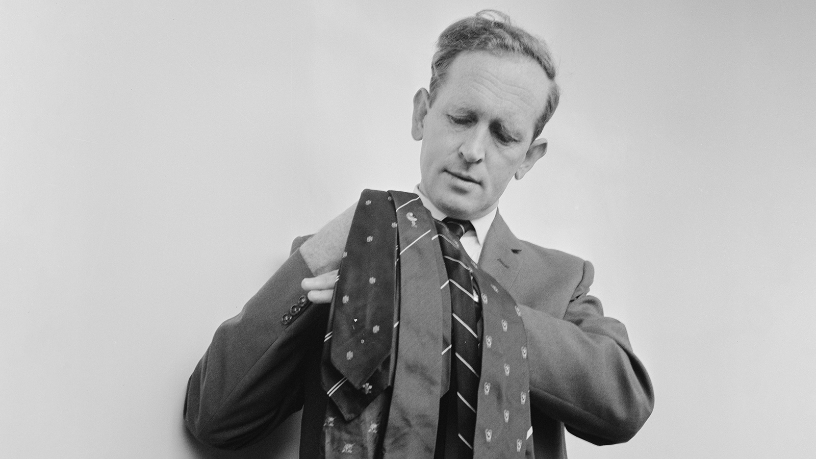 Запутанная история галстука: от метки наемника до офиса и пионеров