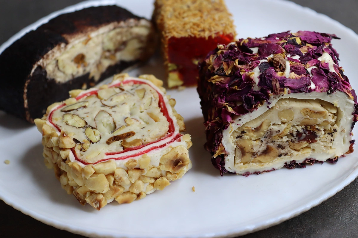 В рахат-лукум добавляют соки разных фруктов, от которых зависит цвет сладости