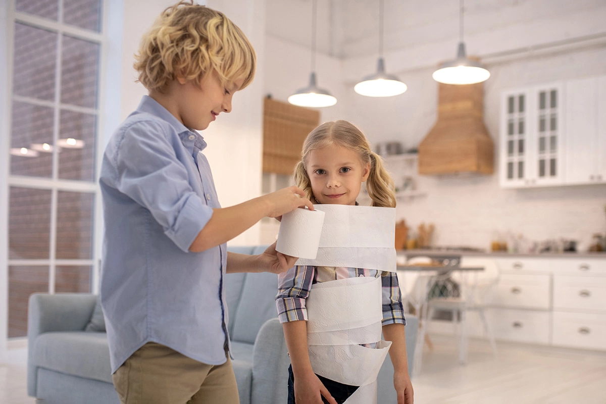 В каждой команде выбирается «мумия», которую другие участники должны обмотать туалетной бумагой как можно быстрее и аккуратнее