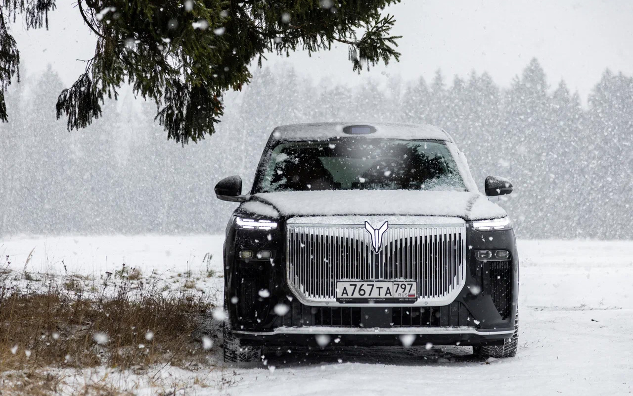 За радиаторной решеткой&nbsp;Voyah Taishan прячутся активные шторки. В российском климате такая функция полезна