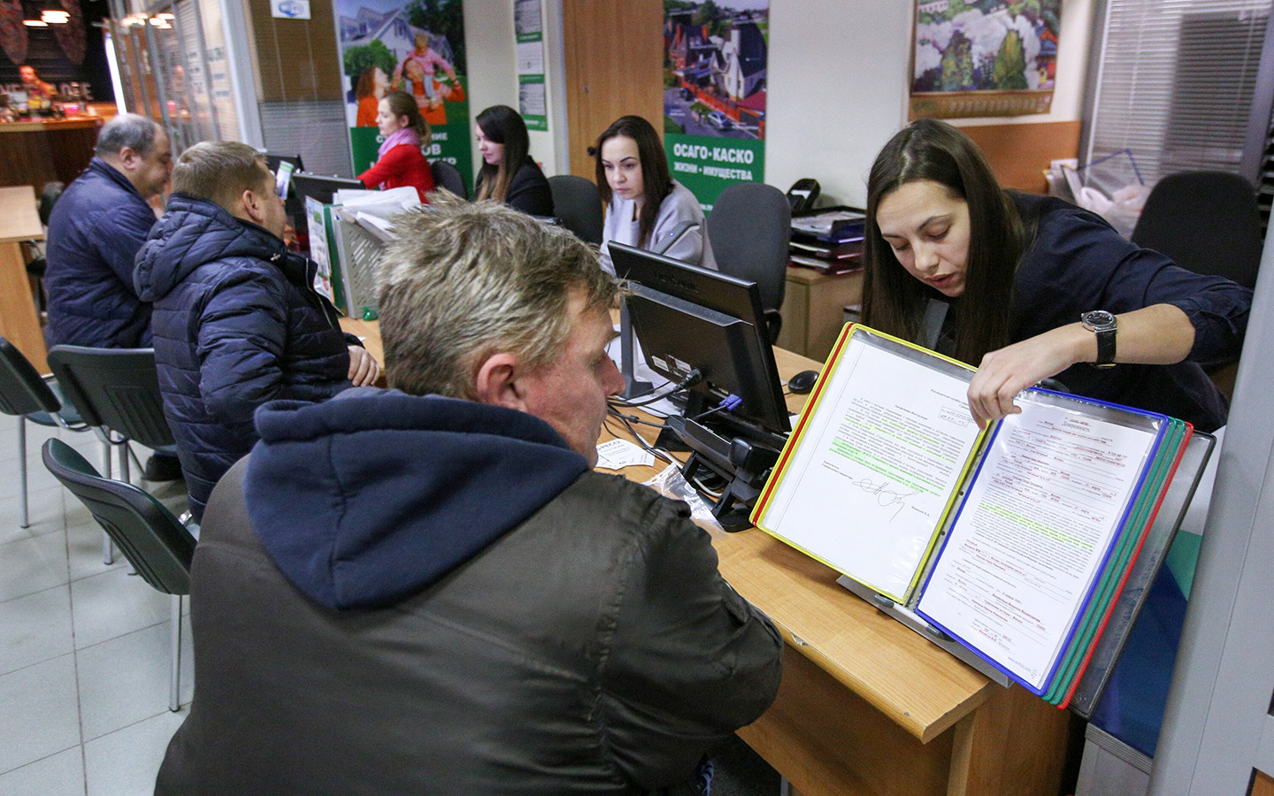 Внести в полис данные еще одного водителя можно, обратившись в офис страховой компании
