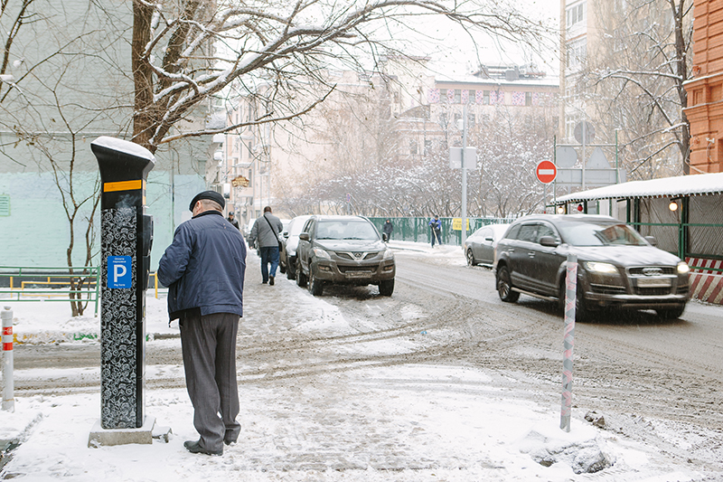 Крупным поставщиком паркоматов в Москве стала компания «Аспарк», основанная молодым бизнесменом из Сибири Дмитрием Толстенко