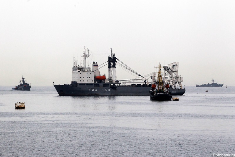 Крым: мирные будни на фоне военных