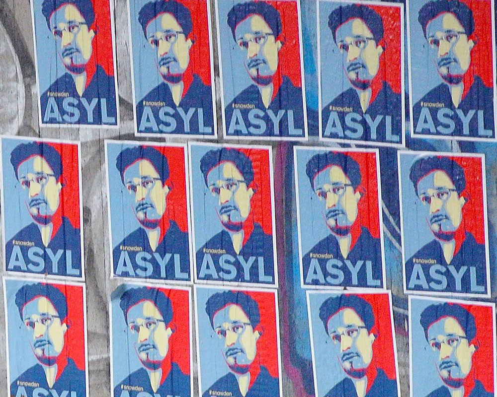 Плакатыс изображением Эдварда Сноудена 