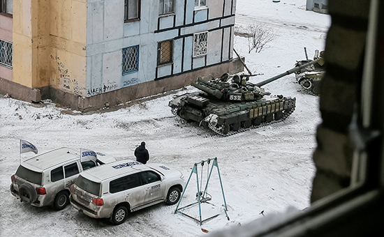 Автомобили ОБСЕ и танки&nbsp;​возле одного из зданий в Авдеевке


