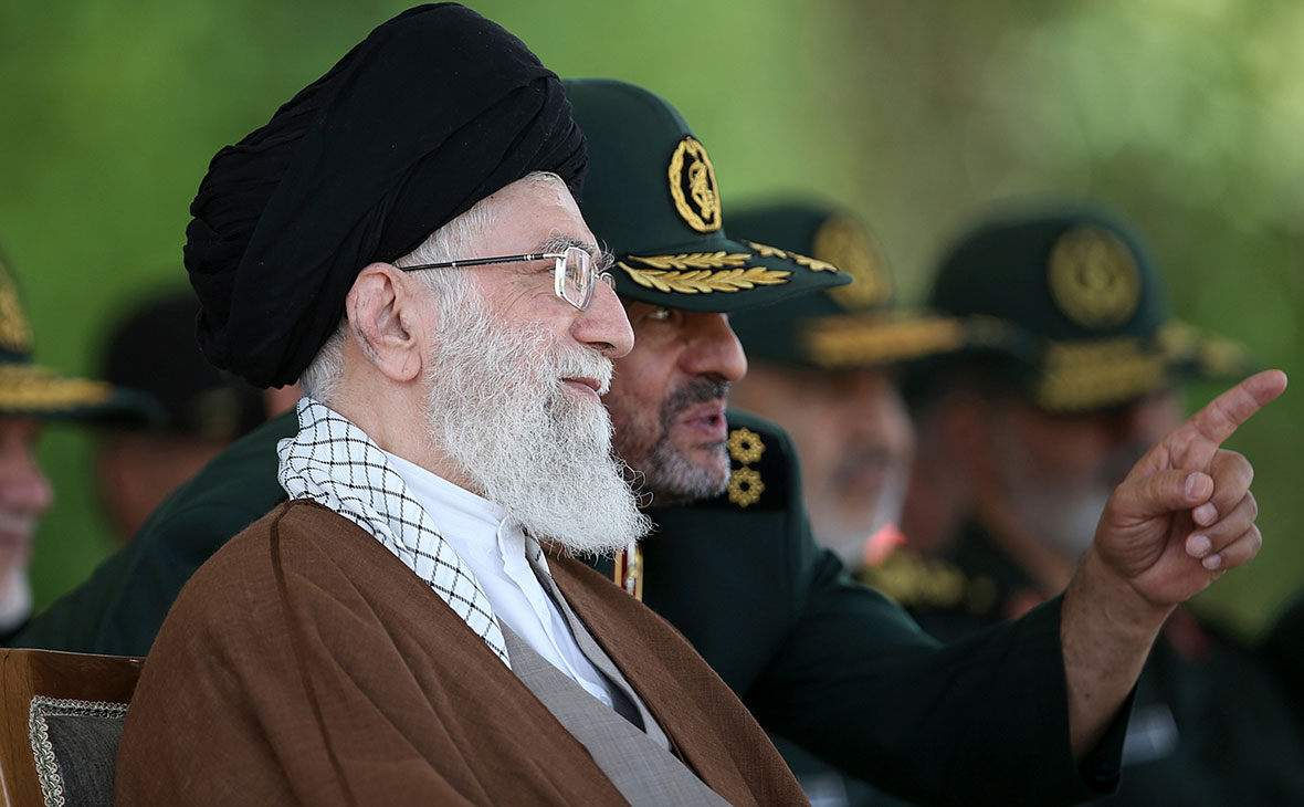 Али Хаменеи (на первом плане)