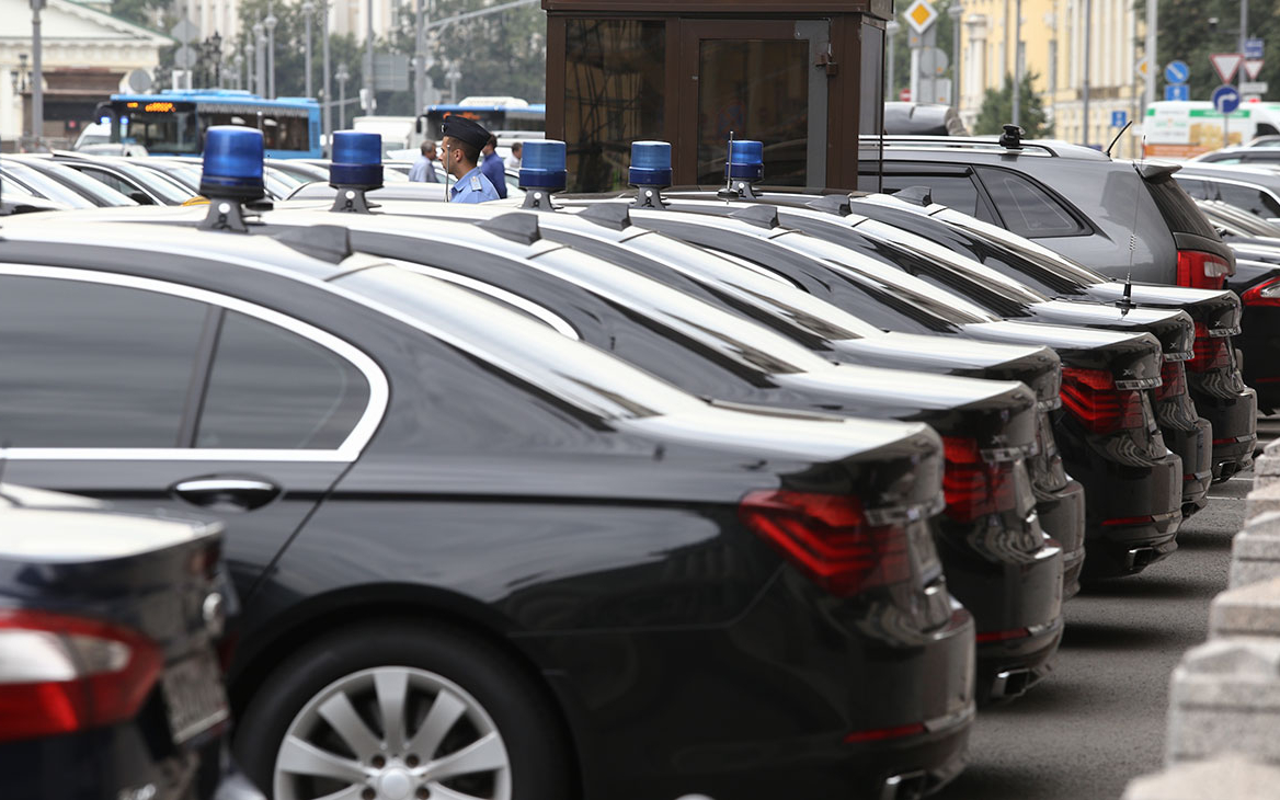 Власти оценят возможность замены служебных машин чиновников на такси