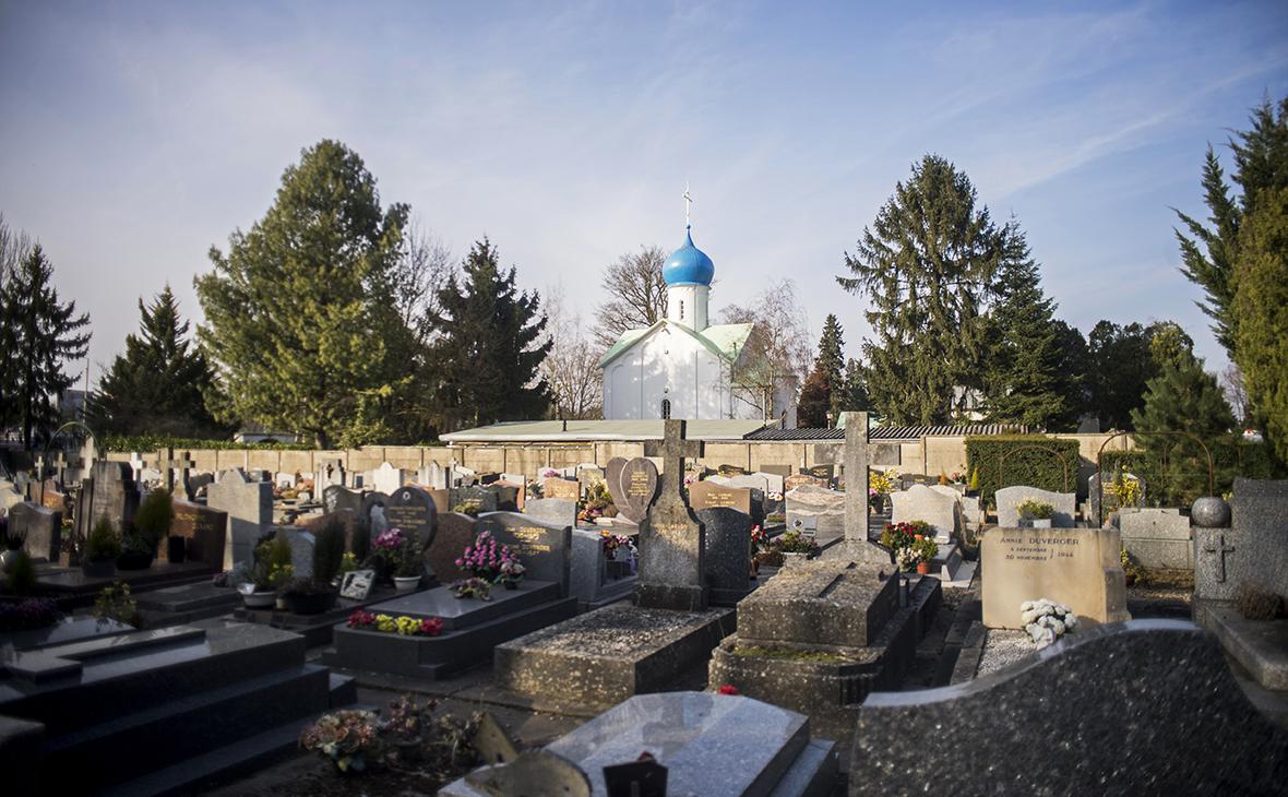 Le Monde сообщила об угрозе «крупнейшему русскому кладбищу» за рубежом"/>













