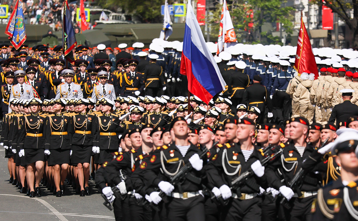 Во Владивостоке торжественным маршем прошли более 1,8 тысячи военнослужащих, из которых около тысячи&nbsp;&mdash; военнослужащие Тихоокеанского флота